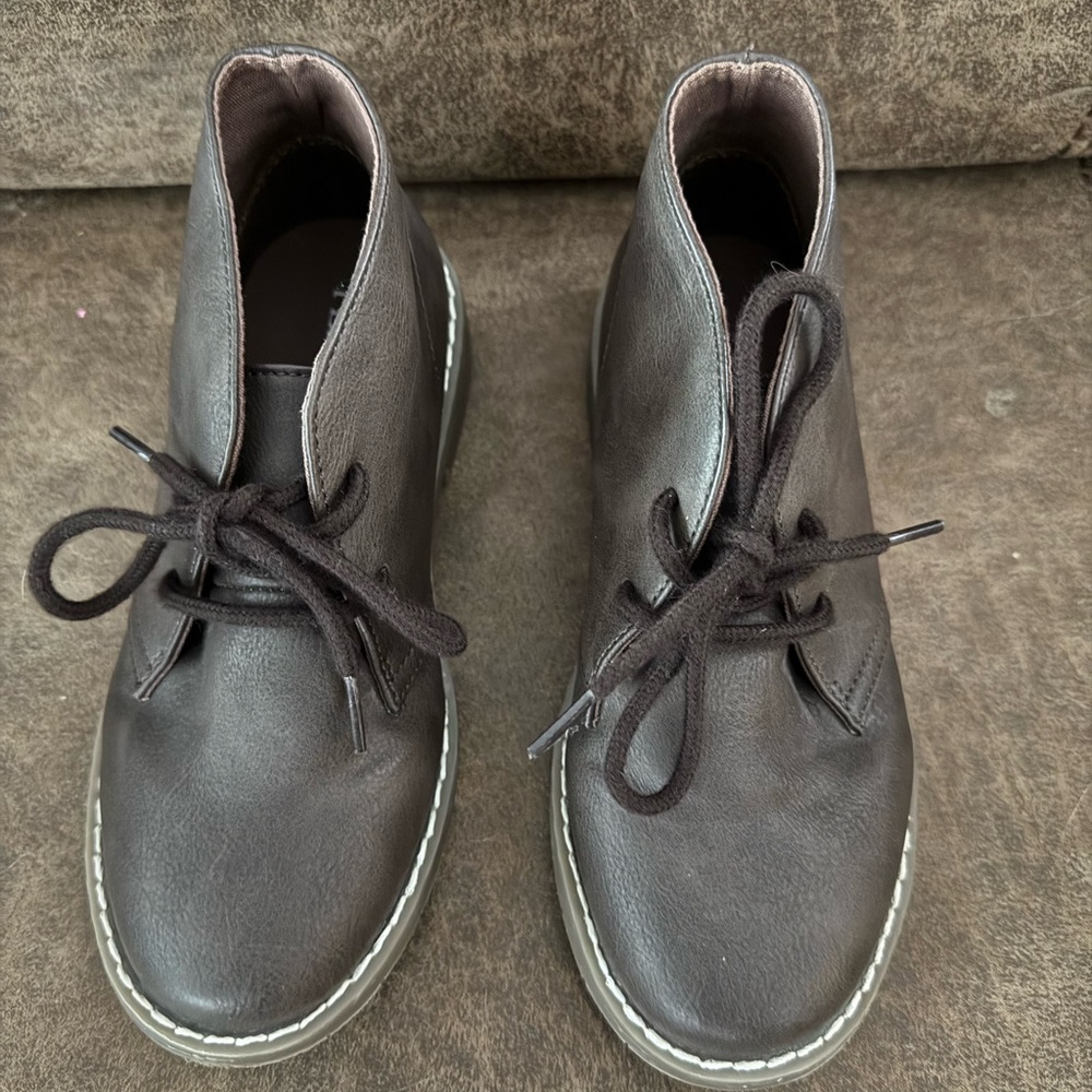 NWOT The Children’s Place Brown Shoe Boots boys’ youth 2 - Picture 2 of 7